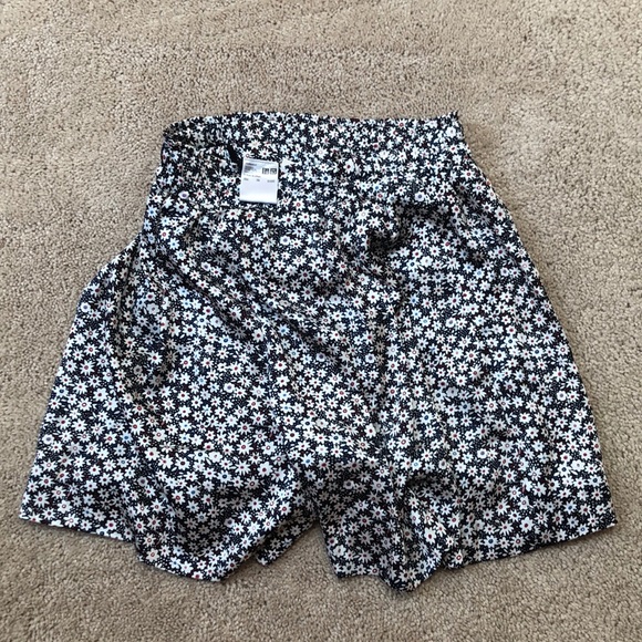 Uniqlo Pants - UNIQLO Floral Shorts - Small